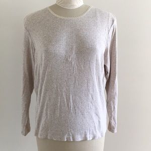 Delicate pretty L/S top with lace scoop collar